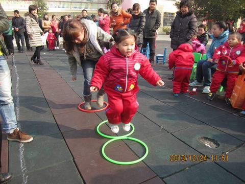南昌县第三幼儿园举行小班年级幼儿趣味亲子运动会