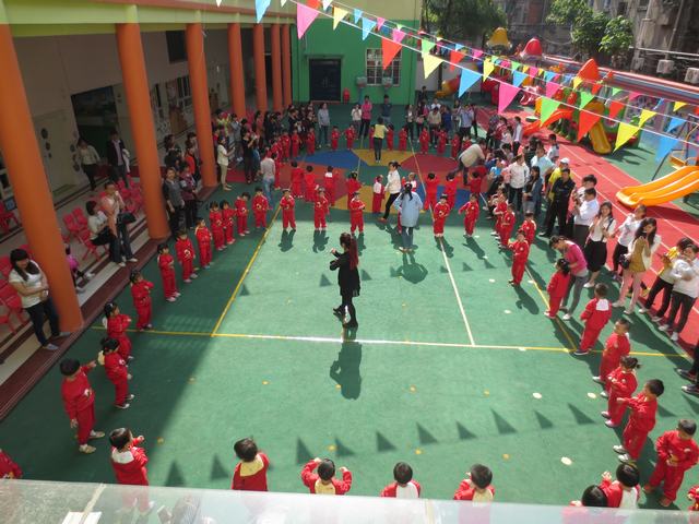 南昌县第二幼儿园开展亲子游戏活动